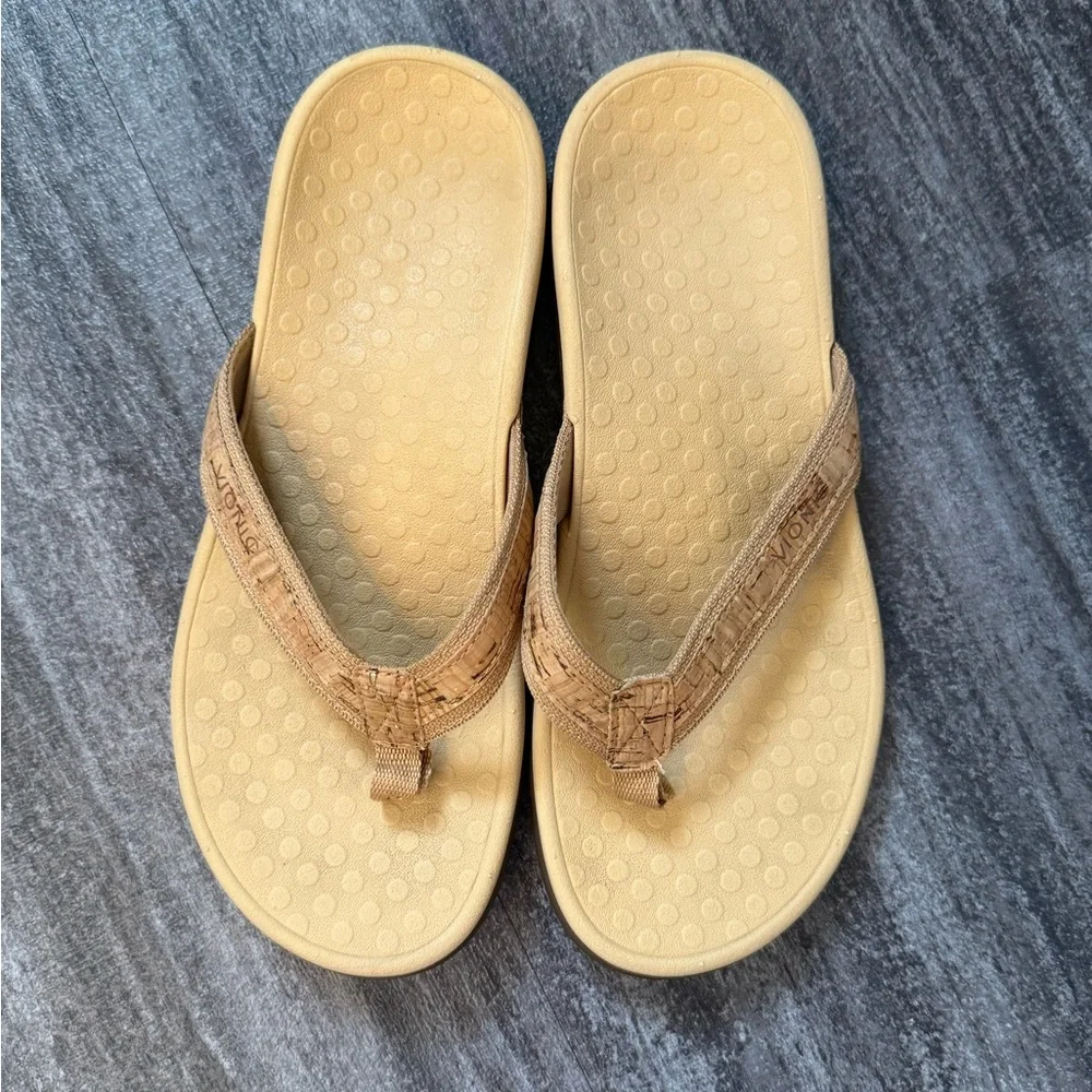 Vionic tan flip flop sandals